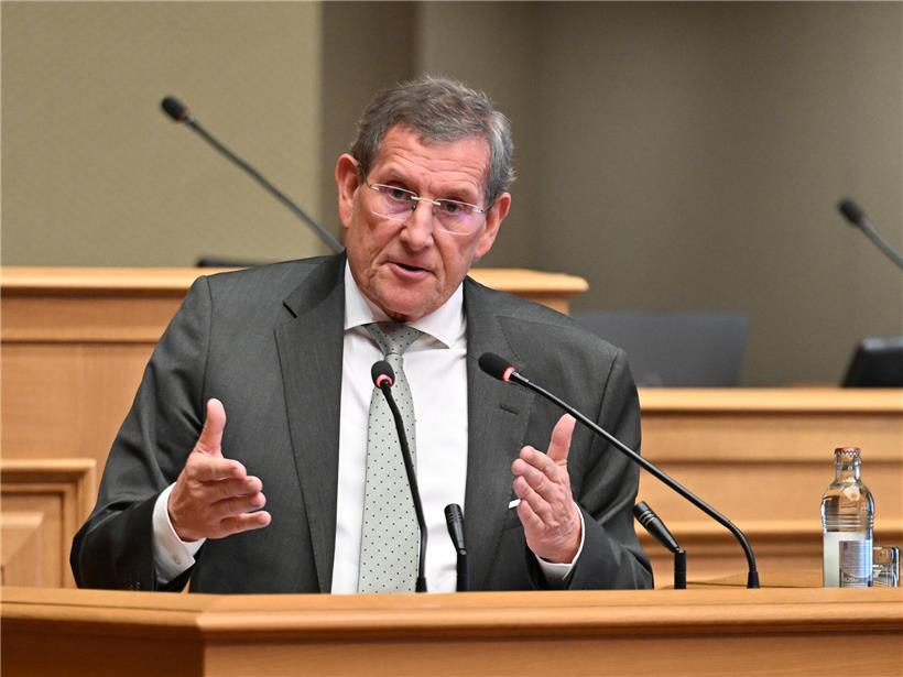 Gusty Graas (DP), Präsident der Kommission für Auswärtige Angelegenheiten, bei offizieller Rede