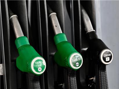 Preisanstieg am Wochenende auf Finanzdiagramm mit steigenden Kurven und Uhrzeit im Hintergrund