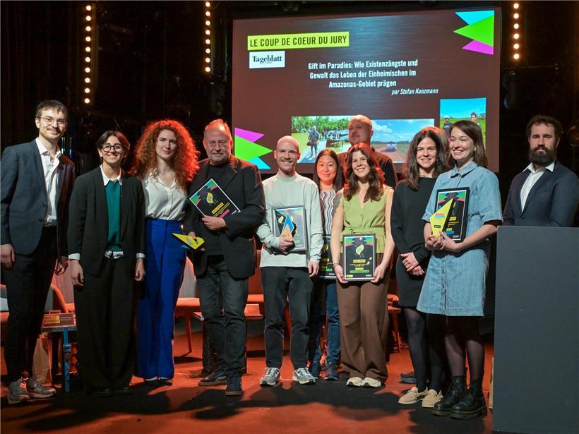 Preisträger, Jury und Moderator des Mediepräis 2024 bei der feierlichen Preisverleihung auf der Bühne