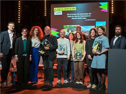 Preisträger, Jury und Moderator des Mediepräis 2024 bei der feierlichen Preisverleihung auf der Bühne