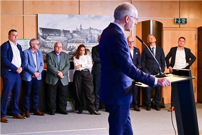 Premier Luc Frieden mit Gewerkschafts- und Patronatsvertretern bei Pressekonferenz nach erster Verhandlungsrunde Schloss Senningen
