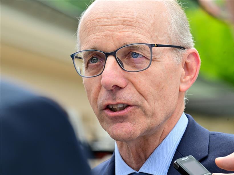 Premierminister Luc Frieden präsentiert Zwischenbilanz der Tripartite auf Schloss Senningen in Luxemburg