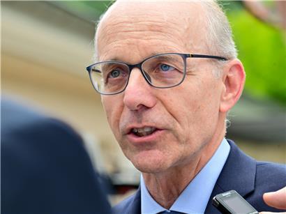 Premierminister Luc Frieden präsentiert Zwischenbilanz der Tripartite auf Schloss Senningen in Luxemburg
