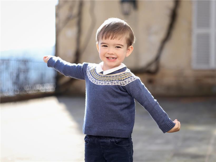 Prinz François feiert seinen dritten Geburtstag mit bunter Geburtstagstorte und fröhlicher Dekoration