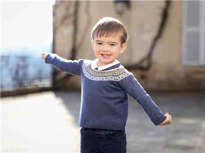 Prinz François feiert seinen dritten Geburtstag mit bunter Geburtstagstorte und fröhlicher Dekoration