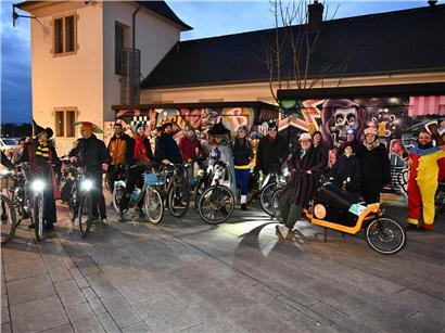 Radfahrer bei der ProVelo Critical Mask Tour am Freitagabend mit Schutzmasken in der Stadt unterwegs