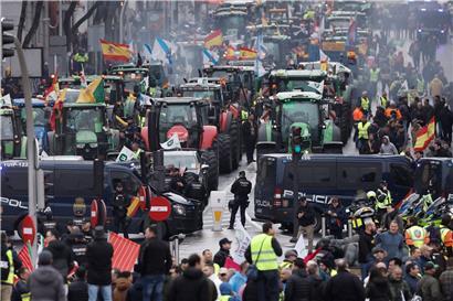 Landwirte demonstrieren am 11. Februar in Madrid gegen das EU-Mercosur-Abkommen mit Plakaten und Protesten