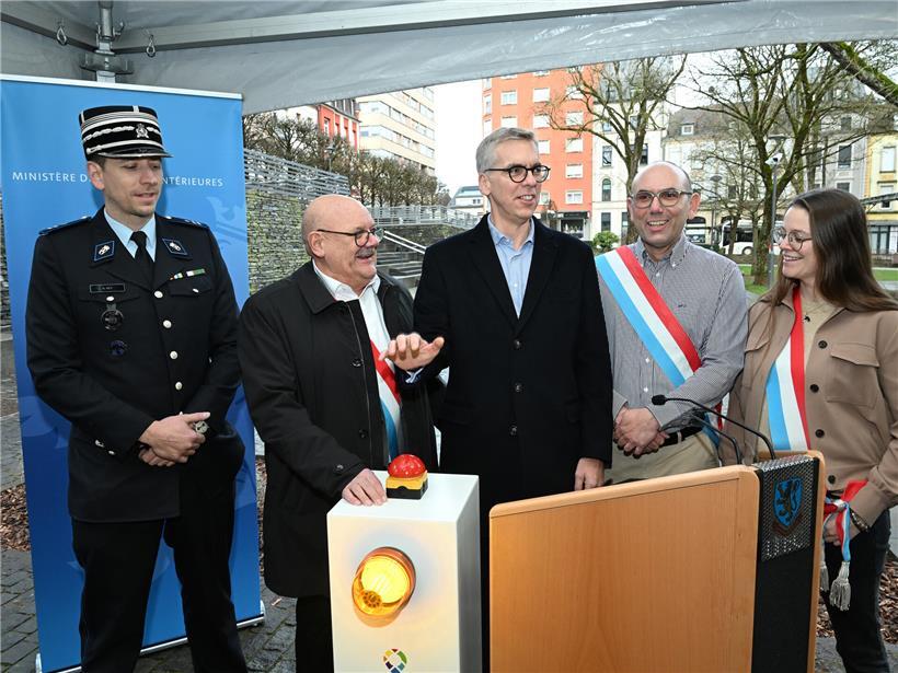 Innenminister Léon Gloden und Differdinger Schöffenrat starten offiziell das Visupol-Überwachungssystem im Parc Gerlache