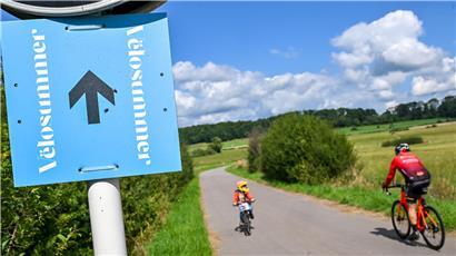 Radfahrer auf der beliebten 40 km Vëlosummer-Route bei sonnigem Wetter unterwegs