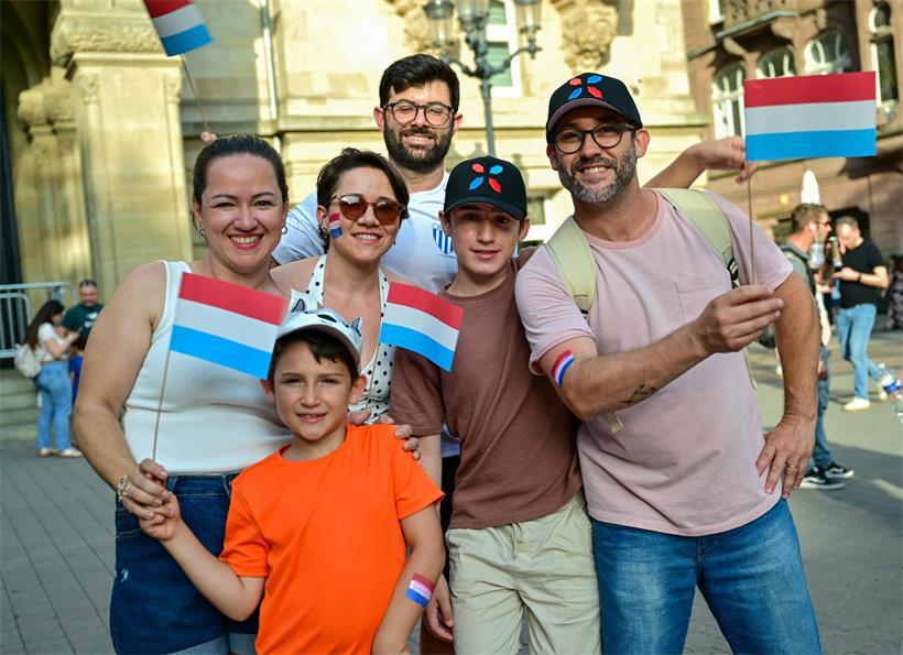 Rafael Fabiani Di Andrade entspannt im Schatten mit Familie und Freunden an einem gemütlichen Abend im Freien