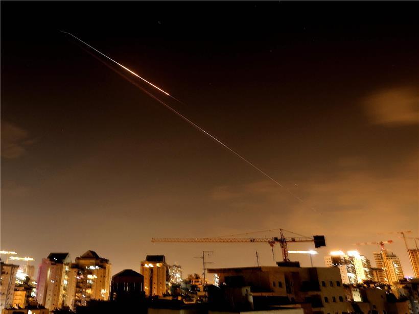 Raketenexplosionen am Nachthimmel über Netanya, Israel, Darstellung von Konflikt und Verteidigungssystemen