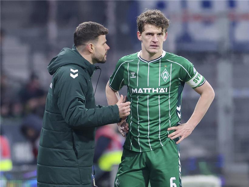 Raphaël Duarte gibt dem Bremer Führungsspieler Jens Stage auf dem Fußballfeld taktische Anweisungen