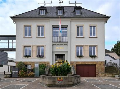 Rathaus Bettendorf bei klarem Himmel, modernes Verwaltungsgebäude mit Glasfassade und Eingangsbereich
