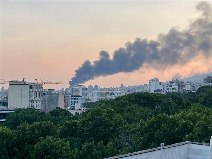 Rauch steigt aus dem Gebäude des iranischen Staatssenders nach einem israelische...