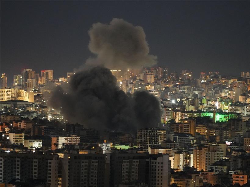 Rauchwolken steigen nach israelischem Luftangriff über Dahiyeh, südlicher Vorort von Beirut, Libanon auf