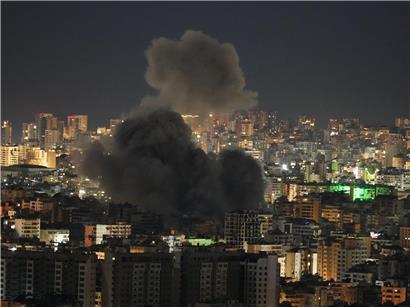Rauchwolken steigen nach israelischem Luftangriff über Dahiyeh, südlicher Vorort von Beirut, Libanon auf