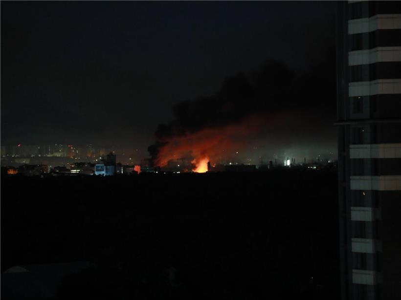 Rauch und Feuer sind in Kiew zu sehen