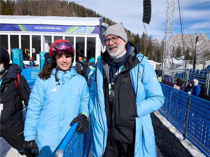 Raymond Conzemius unterstützt Gwyneth ten Raa bei Veranstaltung in Cortina d’Ampezzo, Bergkulisse im Hintergrund