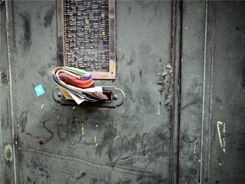 Veraltetes Reklameblättchen auf Tisch liegend, Symbol für rückläufiges Interesse an Printwerbung