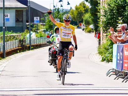 Remco Evenepoel überquert als Sieger die Ziellinie beim GP Patton 2018 Radrennen