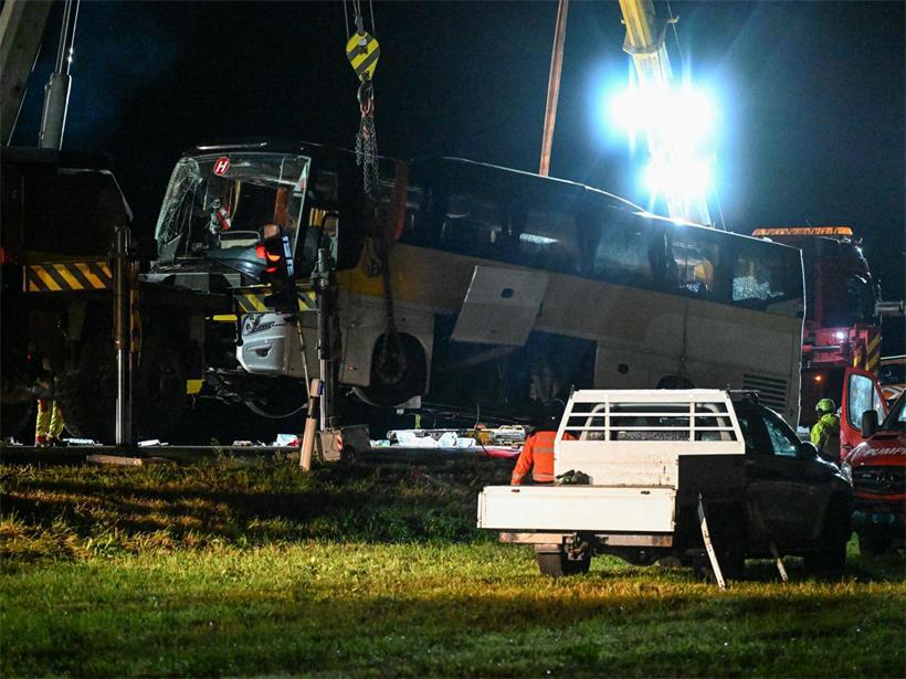 Rettungskräfte arbeiten am Unfallort eines niederländischen Reisebusses im Kanton Graubünden