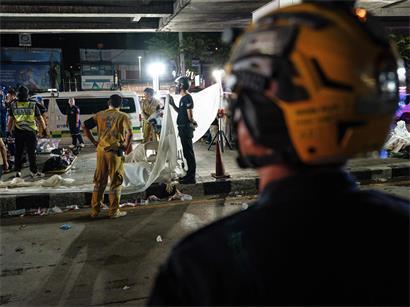 Rettungskräfte verladen am 13. Juli in Bangkok nach Bar-Brand Opfer in Krankenwagen am frühen Morgen