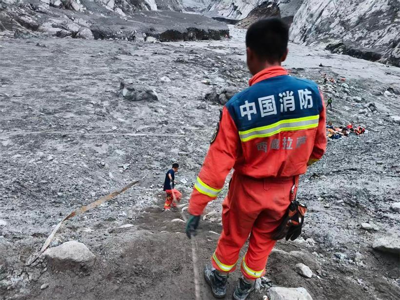 Rettungskräfte führen im Kreis Gyirong in der Autonomen Region Tibet im Südwesten Chinas vor Einbruch der Dunkelheit Such- und Rettungsmaßnahmen durch