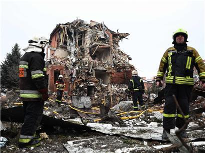 Rettungskräfte sichern am 22. Februar nach einem russischen Luftangriff auf die Ortschaft Sofiivska Borshchagivka in der Region Kiew den Einschlagsort