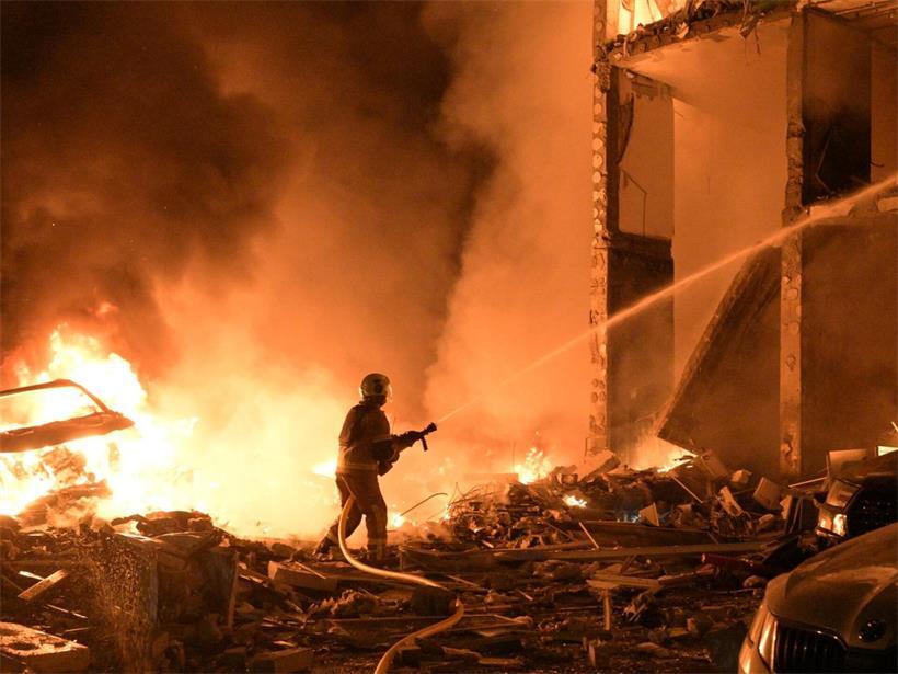 Rettungskräfte löschen Brand in Kiew nach russischem Raketenangriff am Gebäude während Einsatz vor Ort
