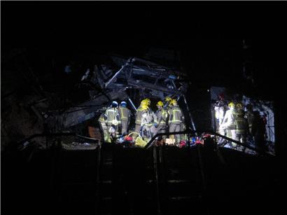 Rettungsteams arbeiten an einer Unfallstelle nach einem Zugunglück