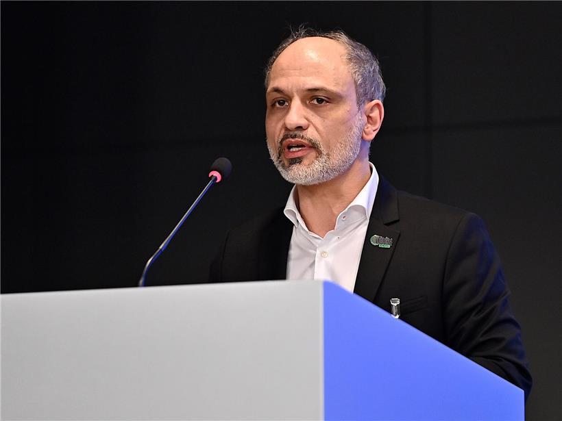 ArcelorMittal prüft 1.150 Jobs in Luxemburg – Gewerkschaften warnen vor Fehlinterpretationen Robert Fornieri, stellvertretender Generalsekretär des LCGB, spricht auf einer Konferenz vor blauem Hintergrund