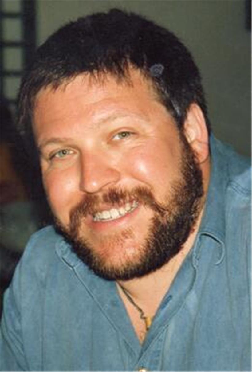 Porträt von Roberto Frankenthal, einem erfahrenen Finanzexperten in Business-Kleidung vor neutralem Hintergrund