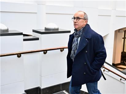 Roberto Traversini im Anzug auf dem Weg zum Gerichtssaal, rechtliche Situation, Prozessbeginn