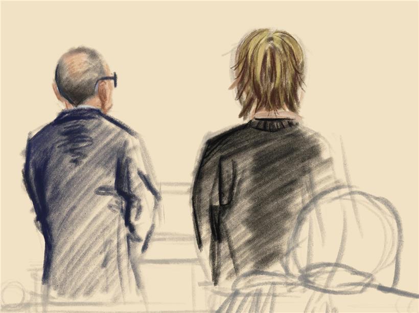 Roberto Traversini und Lebensgefährtin vor Gericht nach Urteil, Anwälte sprechen im Hintergrund, Rechtsstreit Szene