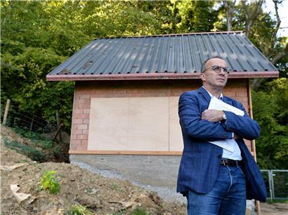 Roberto Traversini vor dem historischen Gaardenhaischen, Rücktritt als Bürgermeister am 20. September 2019