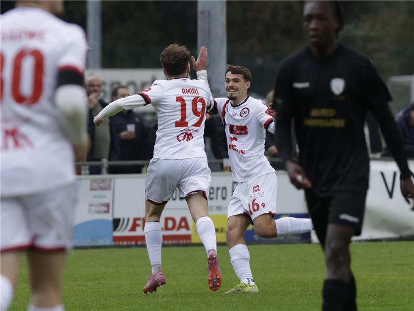 Rodange Fußballspieler im Angriff, kämpft um Ball, Offensivstatistiken verbessern, Spielstrategie und Teamleistung