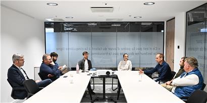 Winzer mit Notizblock und Kamera beim Rollenwechsel vom Weinbau zum Journalismus im Weinberg