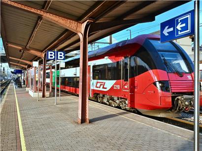 Zug fährt auf Schienen zwischen Luxemburg und Mannheim, symbolisiert neue Direktverbindung im Bahnverkehr
