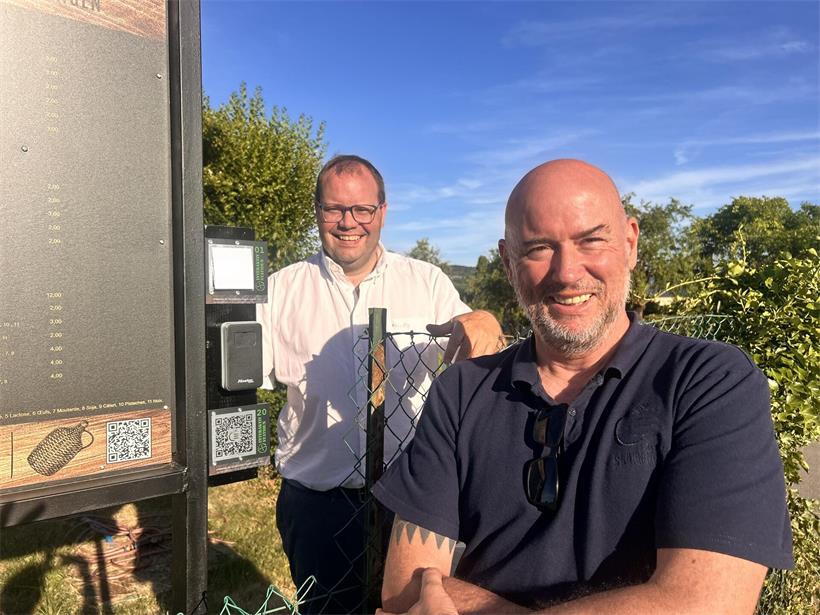 Romain Mahowald und Georges Laux vom Domaine de Schengen an der ersten von 20 Outdoor-Rätselstationen im Weinberg