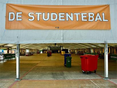 Studentenball 25. Geburtstag Feier auf grüner Wiese beim P+R Bouillon am Freitagabend, Ruhe vor dem Sturm