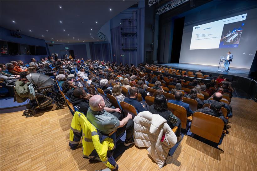 Infoversammlung mit rund 250 Teilnehmenden im Escher Theater am Montagabend, Informationsveranstaltung, Publikum