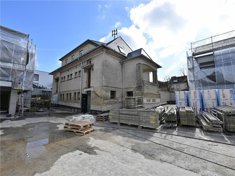 Luftaufnahme des neuen Stadtviertels rund um die Al Schoul mit modernen Gebäuden und urbaner Infrastruktur