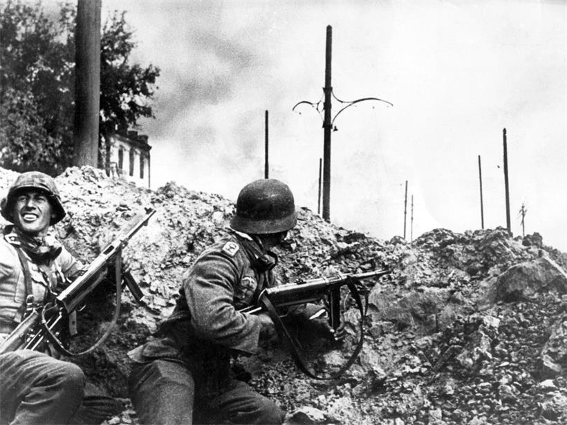 Russland, Stalingrad: Die undatierte Aufnahme zeigt Infanteristen, aufgenommen bei den Straßenkämpfen um Stalingrad