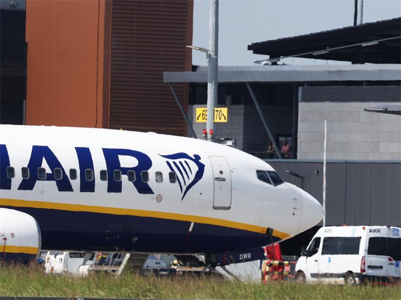 Ryanair-Jet am Flughafen Charleroi, Symbol für steigende Flugpreise und das Ende günstiger Billigflüge ab 10 Euro
