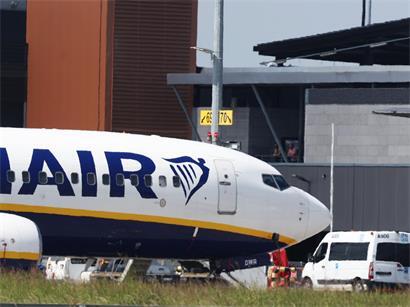 Ryanair-Jet am Flughafen Charleroi, Symbol für steigende Flugpreise und das Ende günstiger Billigflüge ab 10 Euro