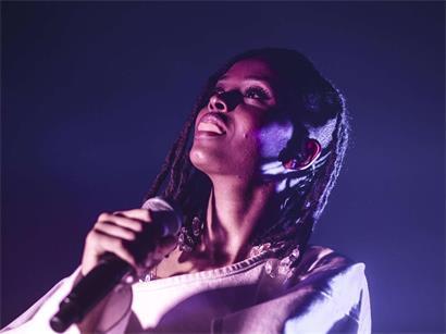 Sa voix ne rivalise jamais avec les guitares en puissance, elle les tient plutôt à distance: Kelela