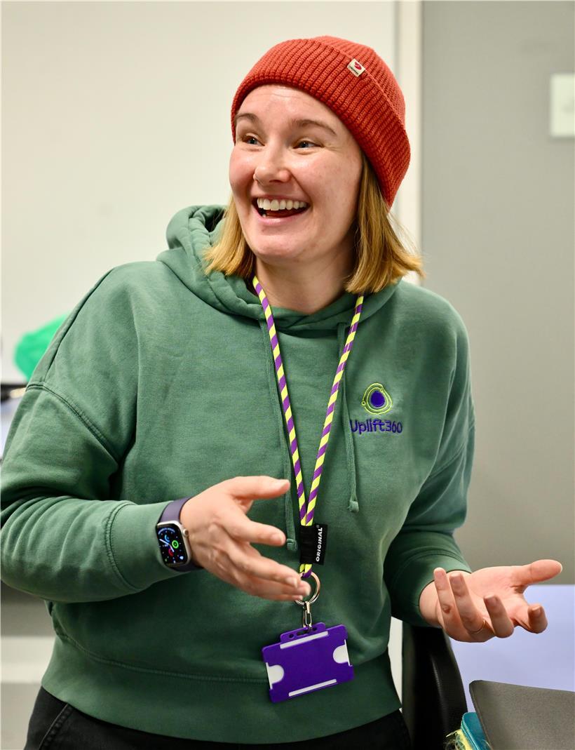 Sam Staincliffe spricht auf einer Konferenz der Verteidigungsindustrie vor Publikum