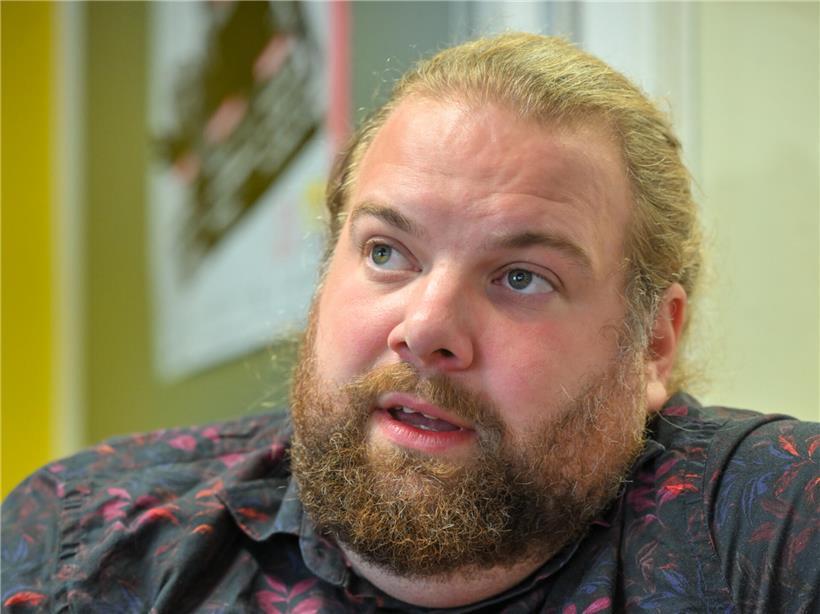 Porträt von Sascha Dahm, professioneller Eishockey-Torwart in Sportkleidung, auf dem Eis im Spielgeschehen