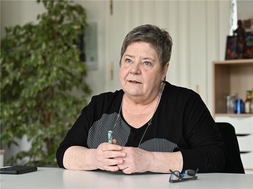 Porträt von Christiane Rausch, lächelnde Frau mit braunen Haaren vor neutralem Hintergrund