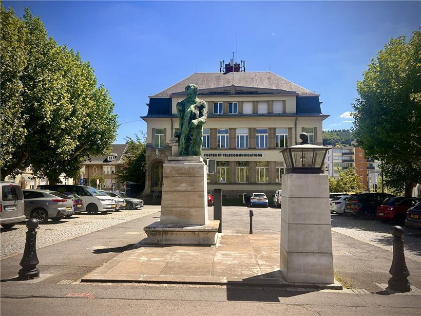 Joseph-Bech-Monument auf Schiltzenplatz, von Bürgern als zu groß und dominant für den öffentlichen Platz kritisiert